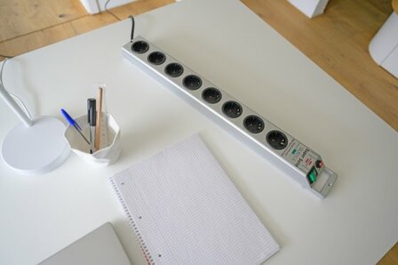 13.500a stekkerdoos met overspanningsbeveiliging 8-voudig zilver 2,5 m h05vv-f 3g1,5