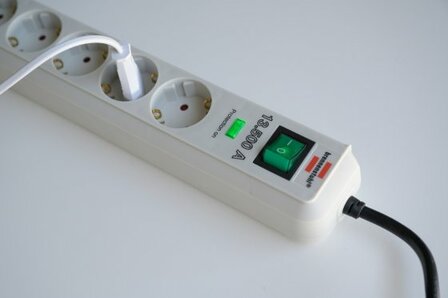 13.500a stekkerdoos met overspanningsbeveiliging 6-voudig lichtgrijs 1,5m h05vv-f 3g1,5