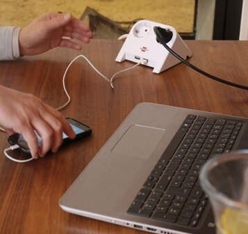 Usb-charger 2 usb-laadaansluiting 2100ma 2-voudig wit gepolijst 1,8m h05vv-f 3g1,5