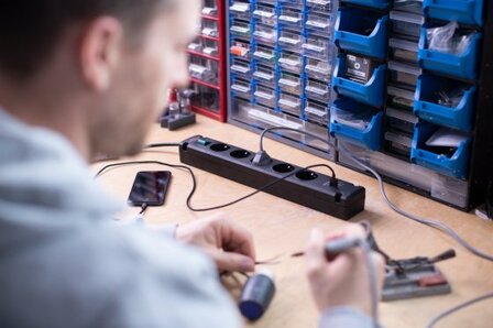 Stekkerdoos&nbsp;met usb&nbsp;5-voudig zwart 3m h05vv-f 3g1,5 met schakelaar