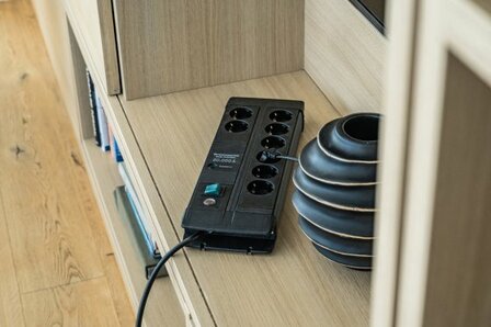 60.000 a stekkerdoos met overspanningsbeveiliging 8-voudig duo zwart 3m h05vv-f 3g1,5