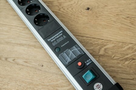 60.000a stekkerdoos met overspanningsbeveiliging 8-voudig 3m h05vv-f 3g1,5