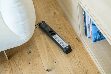 Stekkerdoos 6-voudig zwart lichtgrijs 3m h05vv-f 3g1,5 2 x permanente, 4 x schakelbare