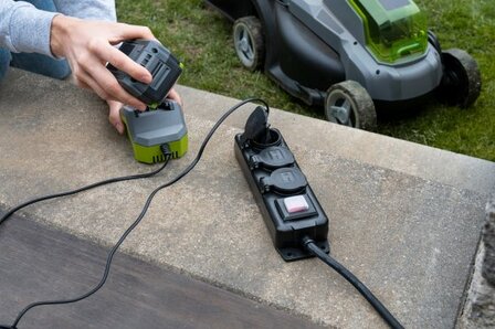 Stekkerdoos met schakelaar ip44 3-voudig zwart 2m h07rn-f 3g1,5