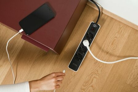 Stekkerdoos met 2 usb c laadcontactdozen 4-voudig wit zwart 1,5m h05vv-f3g1,5