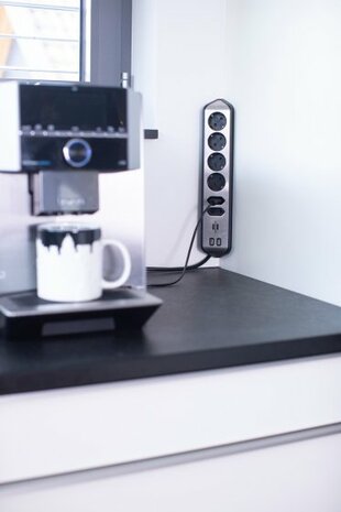 Hoekaansluitdoosstrook met usb laadfunctie 6-weg 4x b eschermend contactdoos & 2x euro zilver zwart
