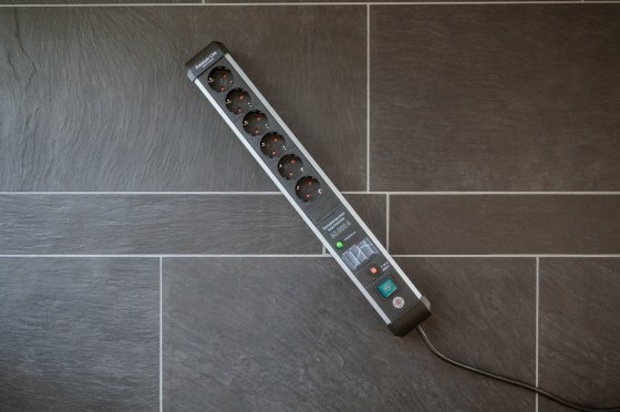 60.000a stekkerdoos met overspanningsbeveiliging 6-voudig 3m h05vv-f 3g1,5