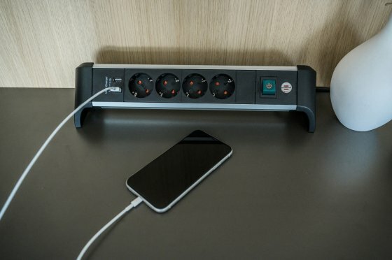 Stekkerdoos met usb-laadfunctie 4-voudig 1,8 m h05vv-f 3g1.5