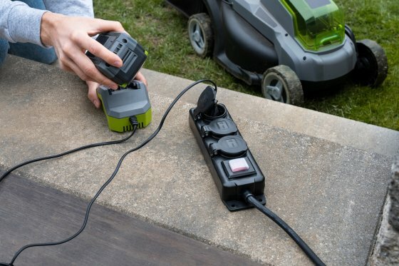 Stekkerdoos met schakelaar ip44 3-voudig zwart 2m h07rn-f 3g1,5